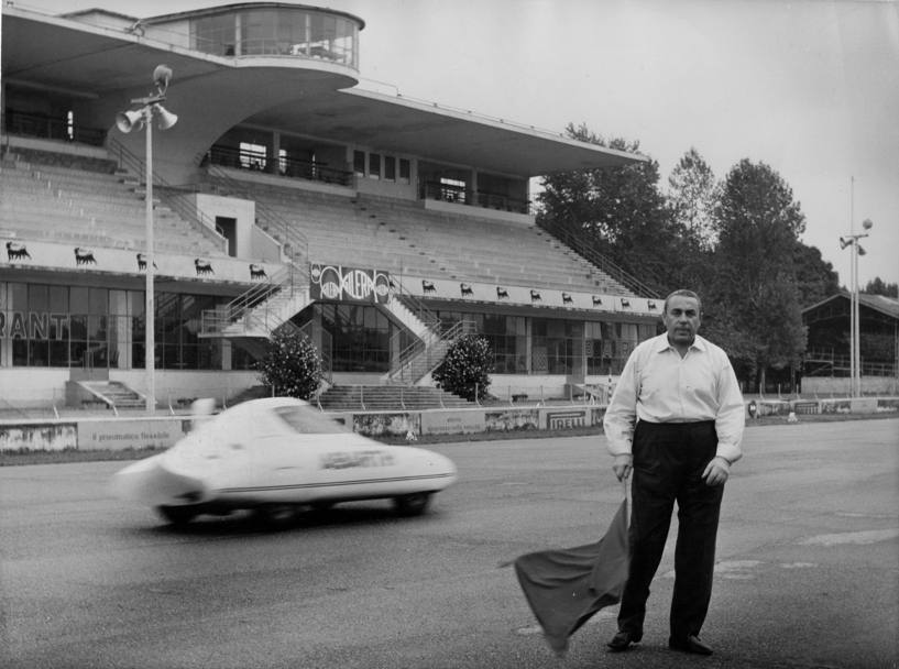 Settembre 1958: Carlo Abarth d il via al tentativo di record di durata della Fiat Abarth 500 (Publifoto/Olycom)